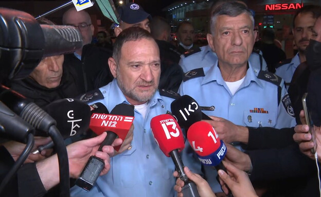המפכ"ל נותן הצהרה לתקשורת בזירת הפיגוע בבאר שבע (צילום: N12)