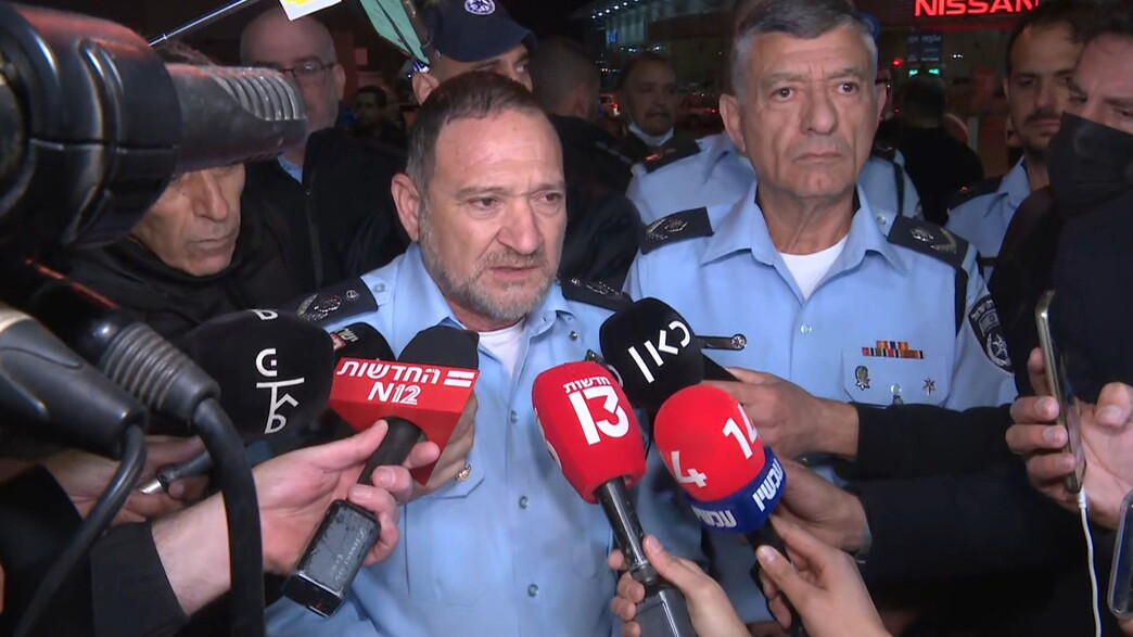 המפכ"ל נותן הצהרה לתקשורת בזירת הפיגוע בבאר שבע