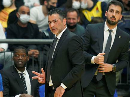 אבי אבן מסמן "וי" גדול (אלן שיבר)