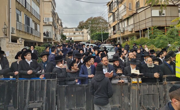 המונים מחוץ לביתו של הרב קניבסקי זצ"ל