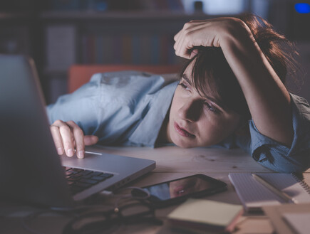אישה עייפה עובדת מול מחשב (צילום: By Dafna A.meron)