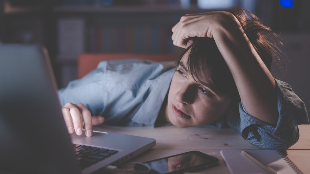 אישה עייפה עובדת מול מחשב (צילום: By Dafna A.meron)
