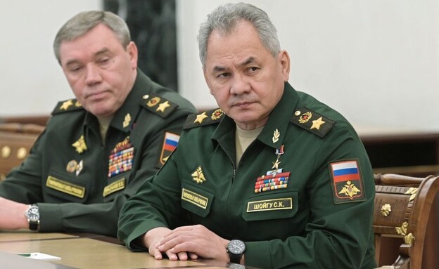 שר ההגנה הרוסי סרגיי שויגו ומפקד הצבא גרסימוב (צילום: ALEXEY NIKOLSKY/SPUTNIK/AFP via Getty Images)