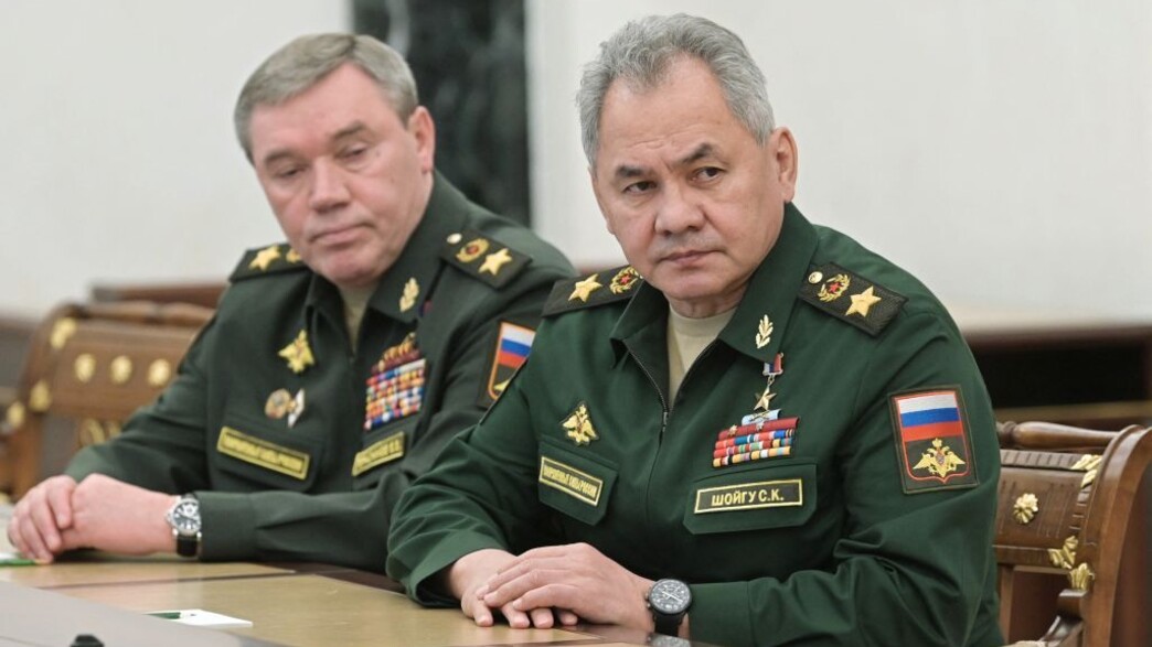 שר ההגנה הרוסי סרגיי שויגו ומפקד הצבא גרסימוב (צילום: ALEXEY NIKOLSKY/SPUTNIK/AFP via Getty Images)
