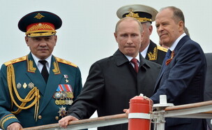 אלכסנדר בורטניקוב (מימין), פוטין במרכז ושר ההגנה ש (צילום: YURI KADOBNOV/AFP via Getty Images)
