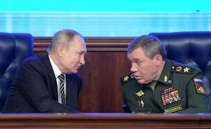 הרמטכ"ל הרוסי ולרי גרסימוב יחד עם נשיא רוסיה ולדימ (צילום: SERGEI GUNEYEV/SPUTNIK/AFP via Getty Images)