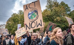 הפגנה על מאבק במשבר האקלים (צילום: Pierre Banoori, שאטרסטוק)