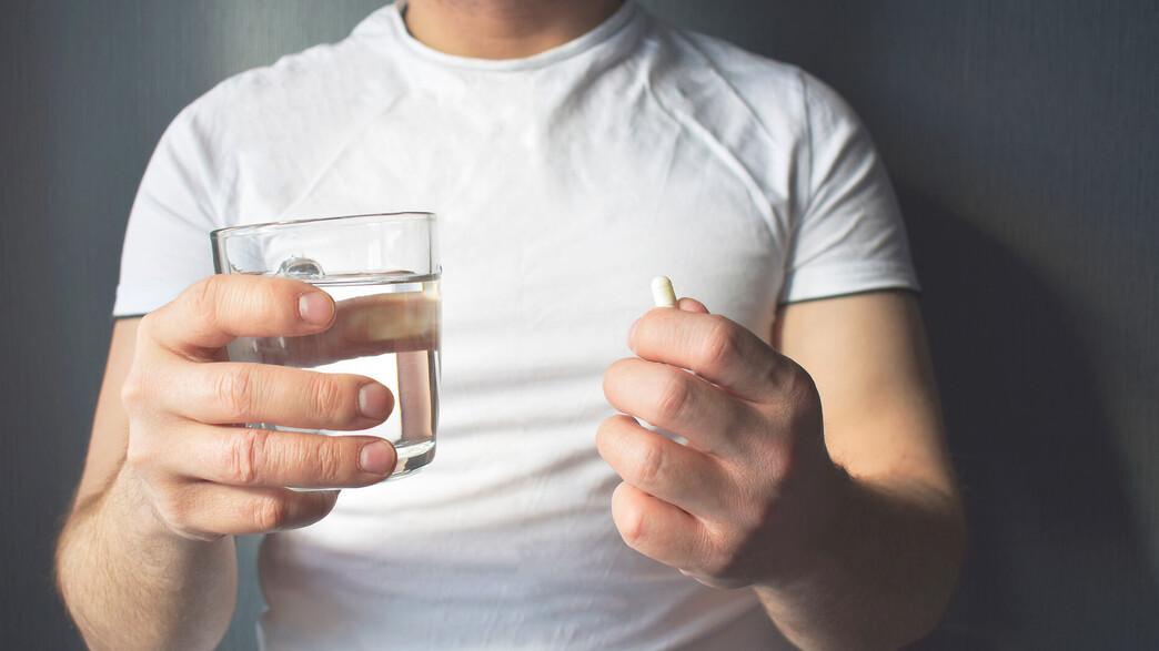 גבר מחזיק גלולה
