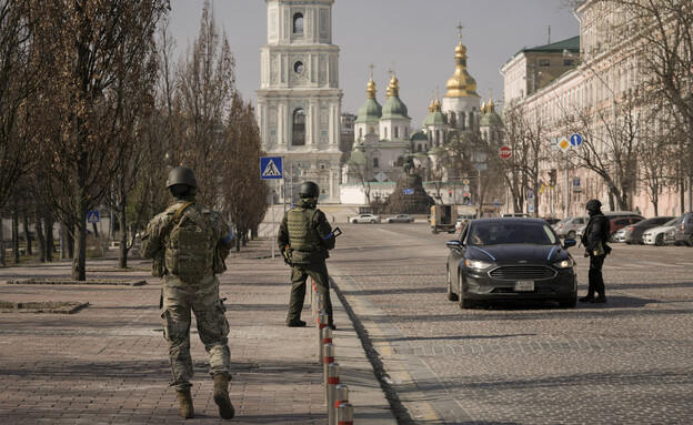 מלחמת רוסיה אוקראינה: חיילים אוקראינים בודקים מכונ (צילום: AP)