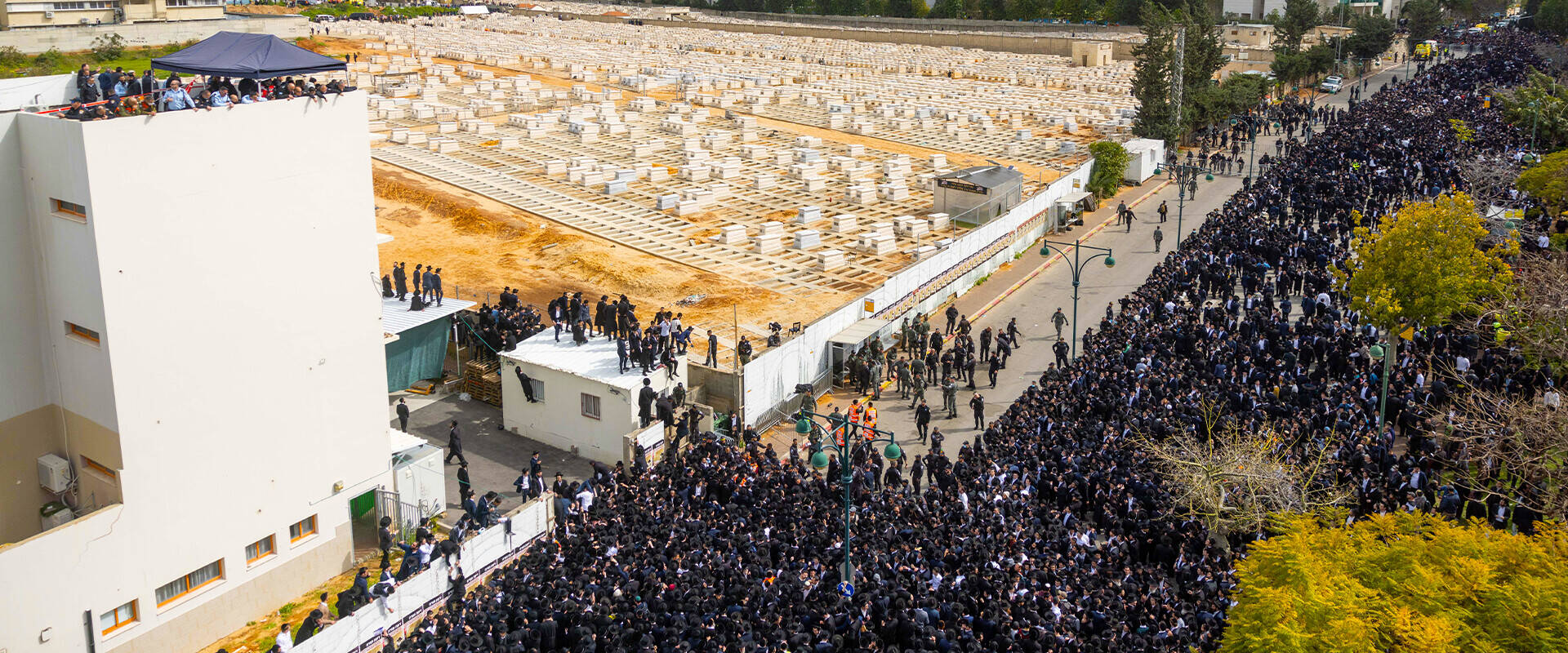 הלווית הרב קניבסקי (צילום: יונתן סינדל, פלאש 90)