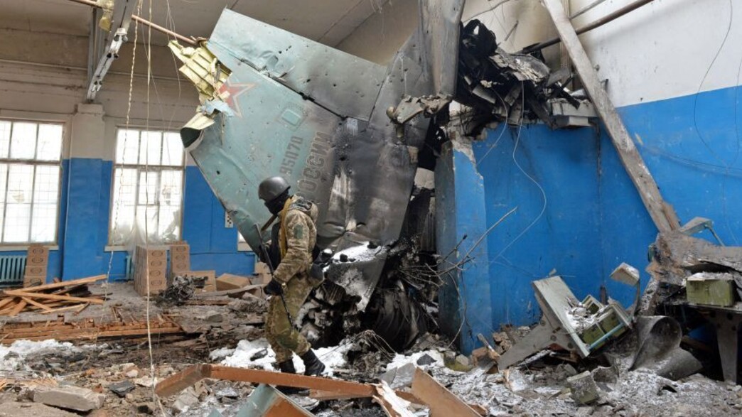 שרידי המטוס (צילום: SERGEY BOBOK/AFP/GettyImages)