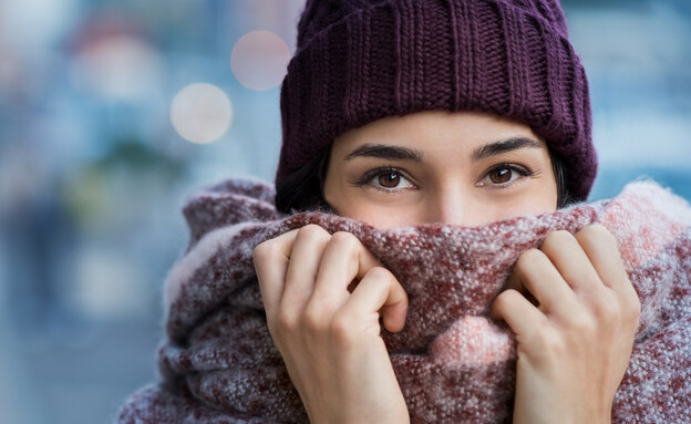 אישה בחורף עם צעיף (צילום:  Rido, shutterstock)