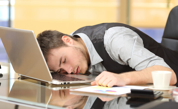 איש נרדם בעבודה, אילסוטרציה (צילום: 123RF‏)