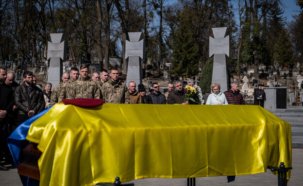 הלוויה לחייל אוקראיני שנהרג במלחמה מול רוסיה (צילום: רויטרס)