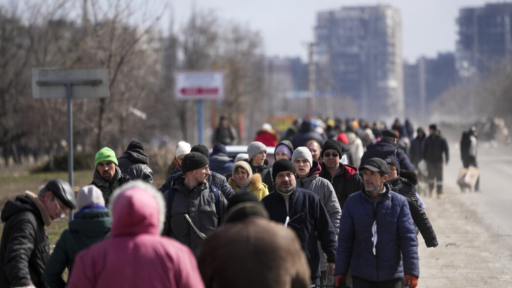 פליטים אוקראינים מפונים ממריופול המופגזת (צילום: Stringer/Anadolu Agency via Getty Images)
