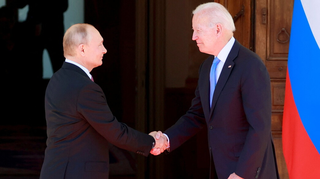 ג'ו ביידן וולדימיר פוטין לוחצים ידיים ג'ו ביידן וולדימיר פוטין לוחצים ידיים