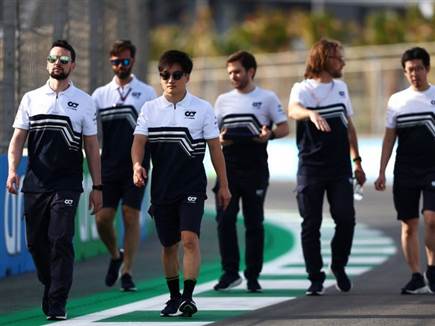 סיבוב רגלי על המסלול עם יוקי טסונודה מאלפא טאורי