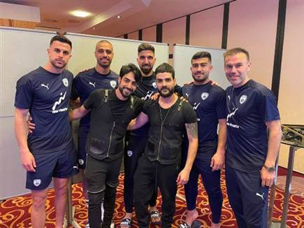 שניר ומאיר, צמד ספרי הנבחרת יחד עם השחקנים (צילום: מוטי פשכצקי)