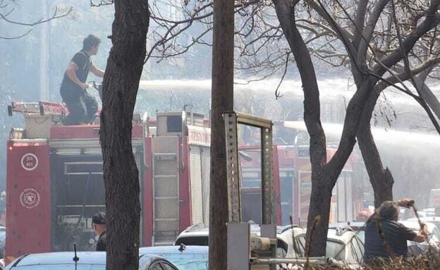 מכבי אש פועלים לכיבוי האש בבניין (צילום: כבאות והצלה)
