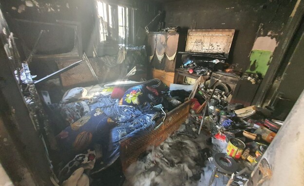 שרפה בבית דירות בנתניה (צילום: דוברות המשטרה)