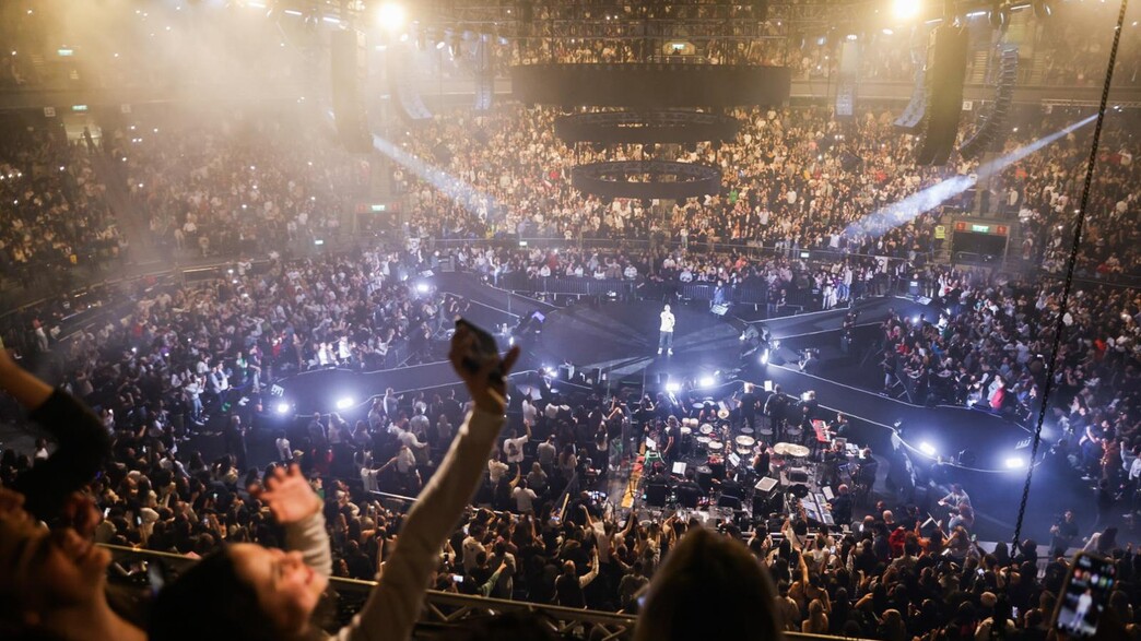 עדן חסון בהופעה