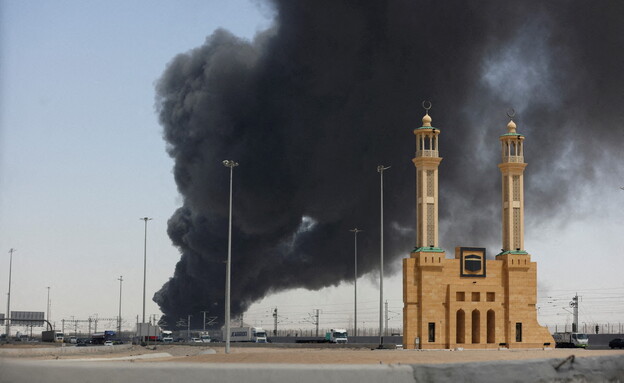 עשן עולה ממתקני הנפט של סעודיה אחרי תקיפת החות'ים (צילום: רויטרס)