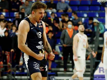 דקות טובות שלו עזרו לאילת. בן משה (אלן שיבר)