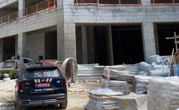 תאונת עבודה באתר בניה ברמלה (צילום: דוברות המשטרה)