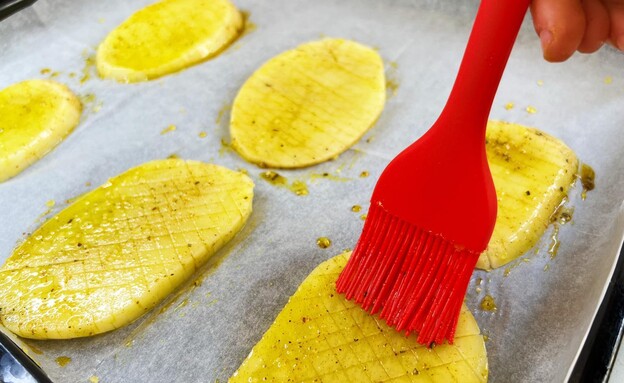 הברשת הפרוסות בתערובת השמן והתבלינים