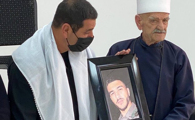 משפחתו של לוחם מג"ב שנרצח בפיגוע (צילום: N12)