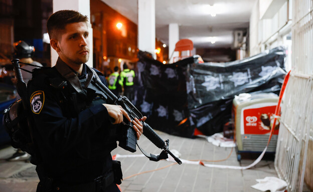 שוטר שומר בזירת הפיגוע בבני ברק (צילום: אוליבייה פיטוסי, פלאש 90)