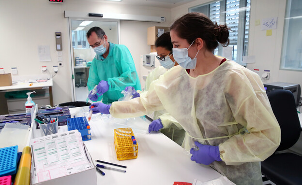 חוקרים במעבדה בשוויץ (צילום: Reuters)