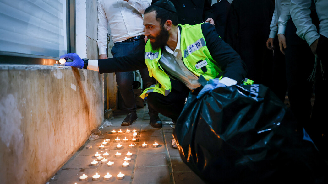מדליקים נרות בזירת הפיגוע, אמש