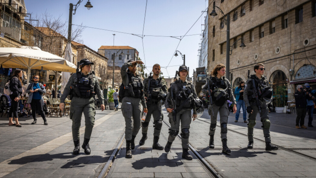 שוטרים מסיירים בשוק מחנה יהודה בירושלים, 30 במרץ 2022 (צילום: אוליביה פיטוסי , פלאש 90)