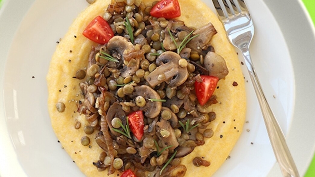 תבשיל עדשים ירוקות ופטריות על בסיס פולנטה