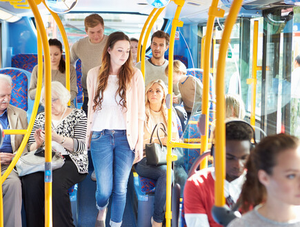 אנשים נוסעים באוטובוס (צילום:  Monkey Business Images, shutterstock)