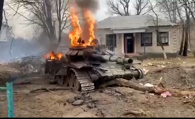 טנק רוסי שרוף סמוך לצ'רניהיב (צילום: טלגרם)