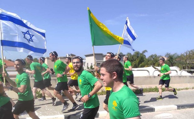 חיילי גולני משמחים חתן וכלה בדרך למירוץ (צילום: דובר צה