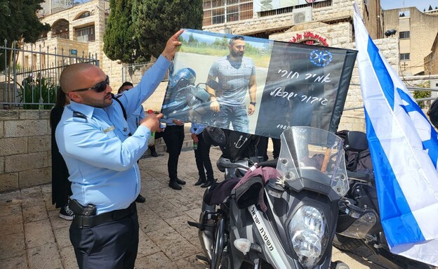הצבת ארונו של השוטר שנהרג בפיגוע בבני ברק, אמיר ח'ורי ז"ל (צילום: איתן אלחדז/TPS)