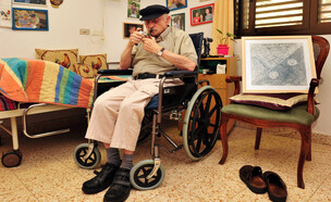 גבר מבוגר מעשן קנאביס בישראל (צילום: ChameleonsEye, shutterstock)