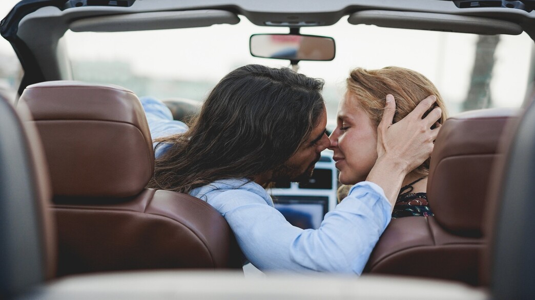 זוג מתנשק במכונית יוקרה (אילוסטרציה: DisobeyArt, shutterstock)
