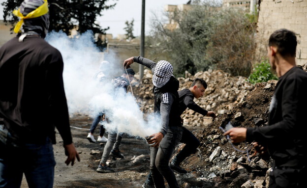 פלסטינים מפגינים לציון יום האדמה בגדה המערבית  (צילום: Raneen Sawafta, רויטרס)