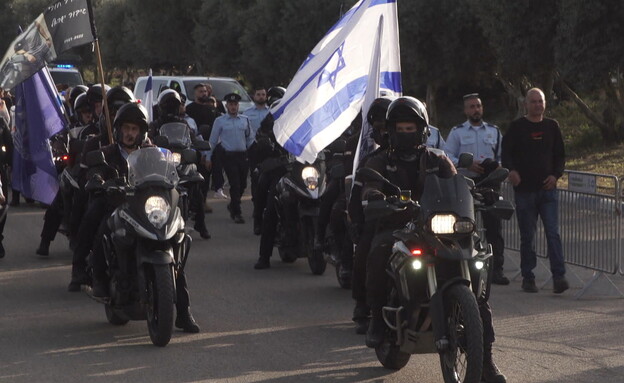 מוסקו עם יחידת האופנוענים של המשטרה  (צילום: החדשות 12)