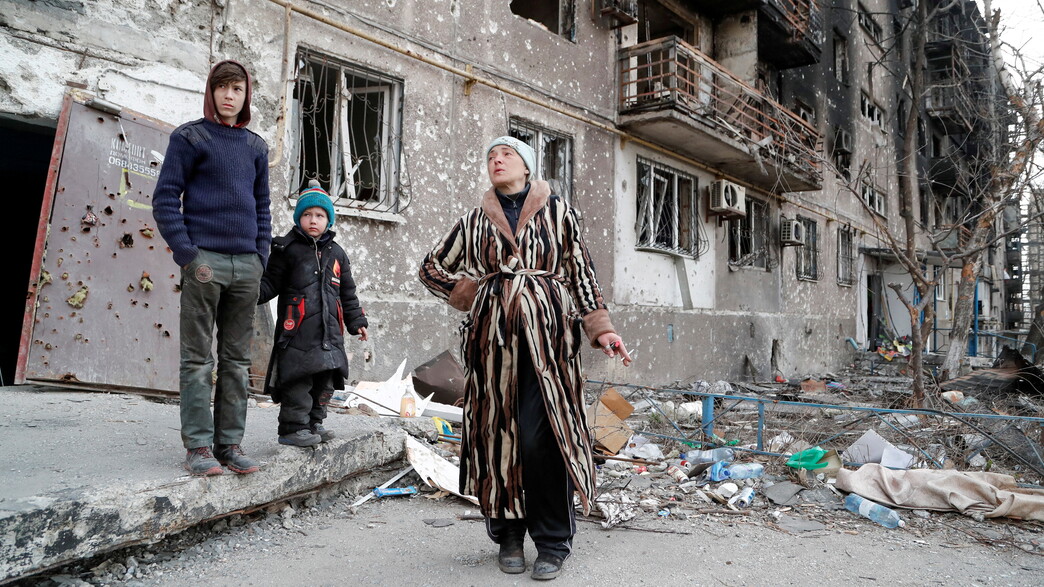 תושבים בהריסות מריופול הנצורה תושבים בהריסות מריופול הנצורה