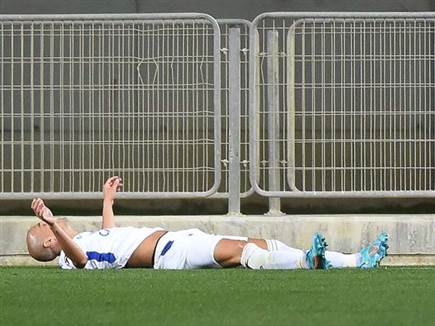 על הרצפה. מכבי תל אביב מחוץ למירוץ האליפות? (ברני ארדוב)