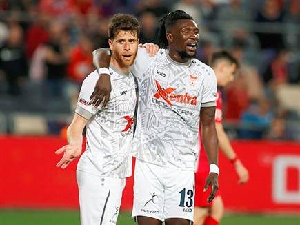 חגגו ראשונים. מלמד (אלן שיבר)