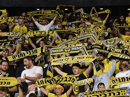 הקהל בנתניה נהנה מהצגת כדורגל גדולה (ברני ארדוב)