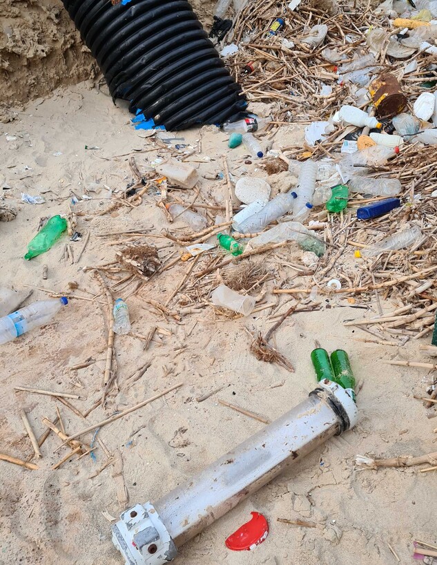 פסולת פלסטיק בחוף געש (צילום: ארז ביאלר)