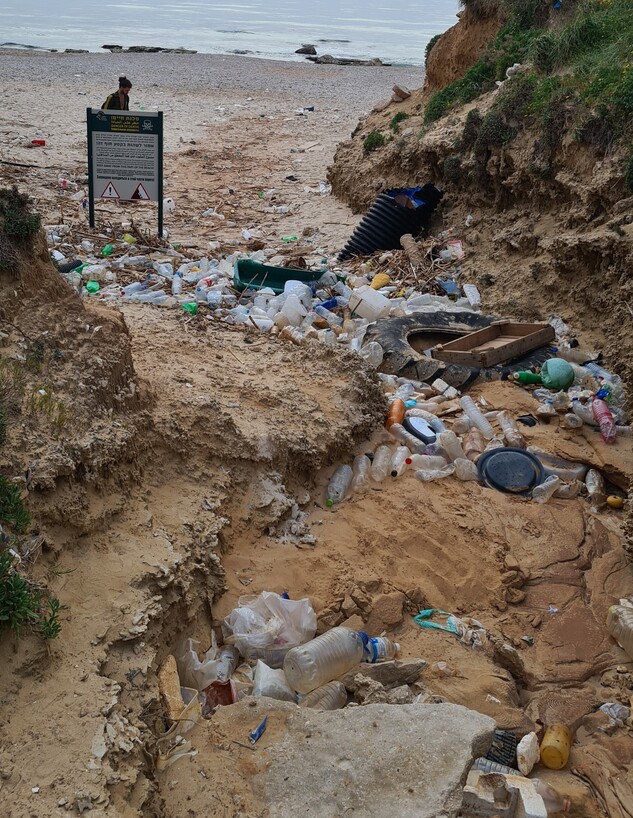 פסולת בחוף געש (צילום: ארז ביאלר)