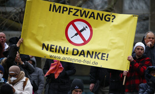 מתנגדי חיסונים בגרמניה (צילום: Reuters)